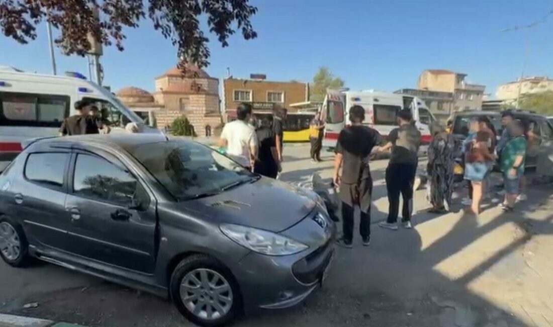 Araca çarpmamak için manevra yapan motosikletteki 2 genç yaralandı Bursa’da, yola çıkan araca çarpmamak için manevra yapan motosiklet kaza