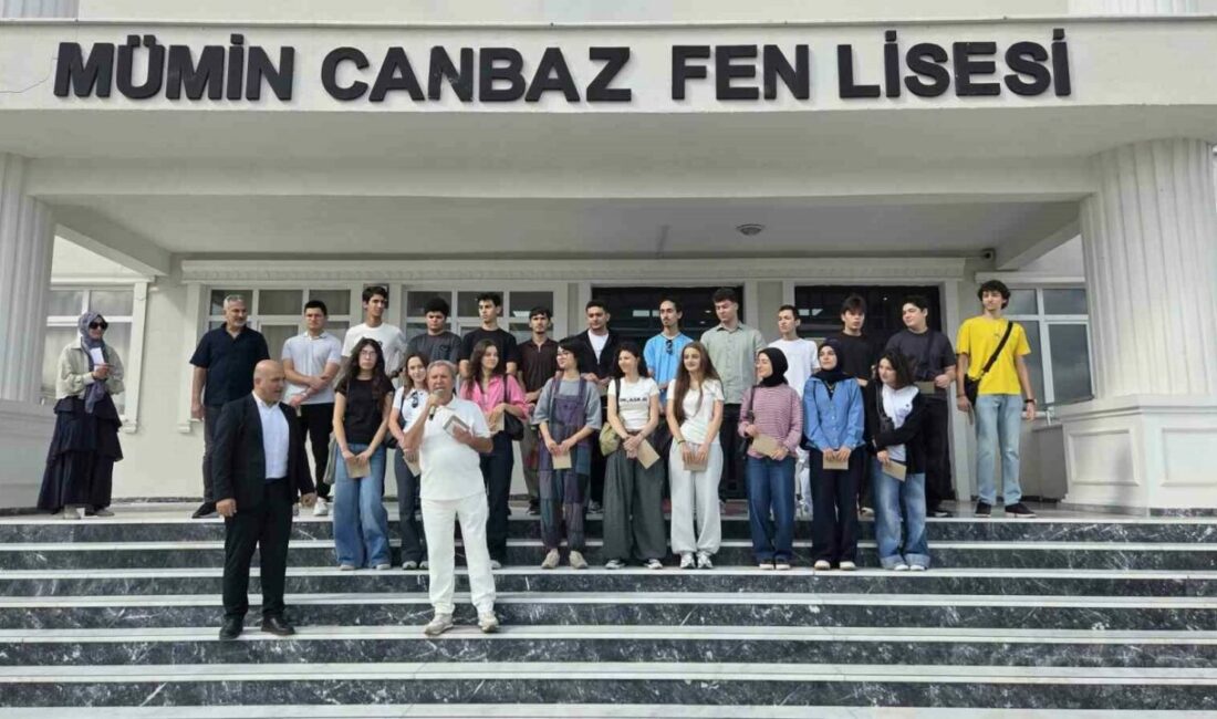 Başarılı öğrencilere okullarının ilk gününde tablet ve telefon sürprizi Bursa’da eğitime yaptığı yatırımlarla dikkat çeken hayırsever iş insanı Mümin