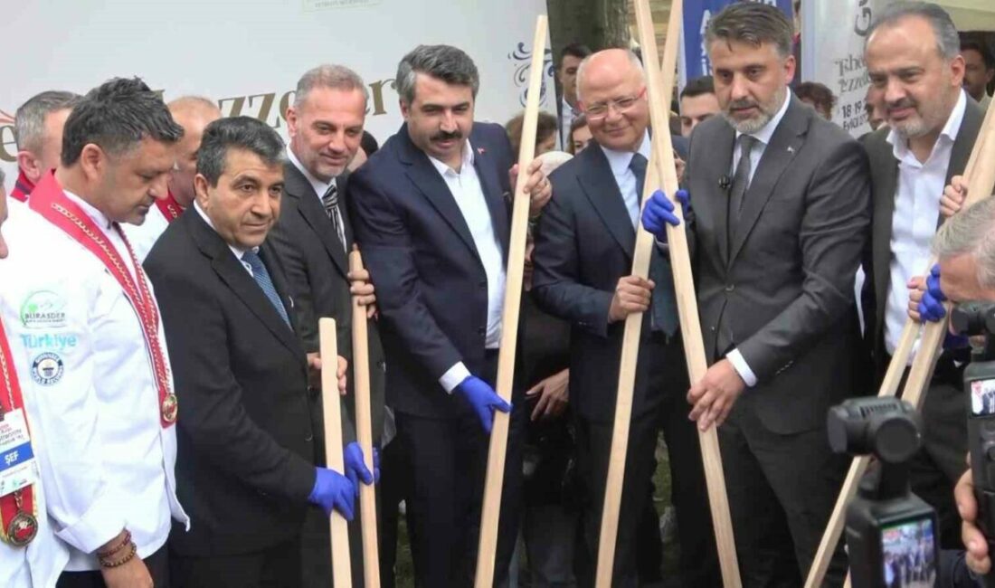 Bursa Gastronomi Festivali ‘Fetheden Lezzetler’ temasıyla başladı Bursa’nın köklü mutfak kültürünü dünyaya tanıtmak amacıyla düzenlenen 5. Uluslararası