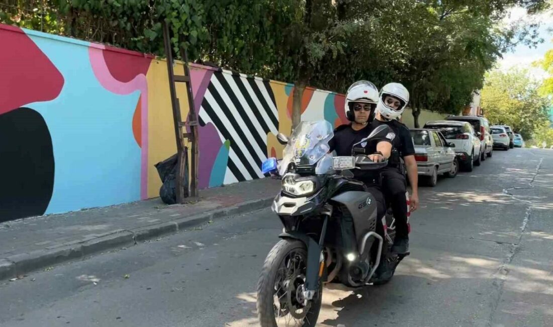 Bursa polisi okul çevrelerinde kuş uçurtmuyor Bursa’da yeni eğitim öğretim döneminin başlamasıyla birlikte öğrencilerin güvenliğinin sağlanması
