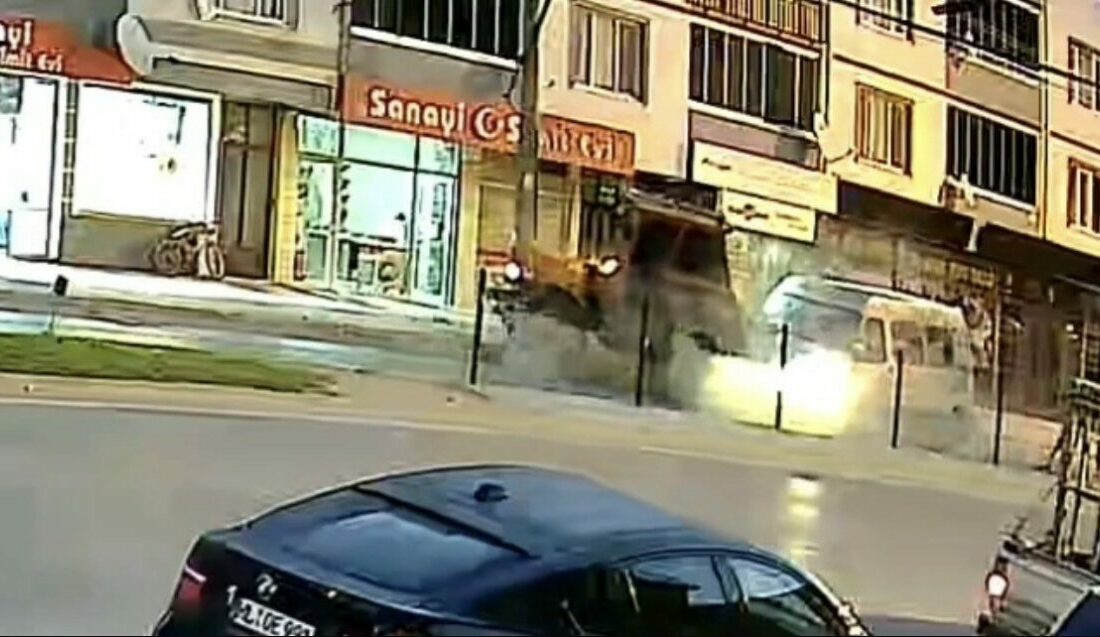 Bursa’da 10 kişinin yaralandığı kaza kameraya yansıdı Bursa’da tarım işçilerini taşıyan panelvanın yol kenarında duran traktöre arkadan