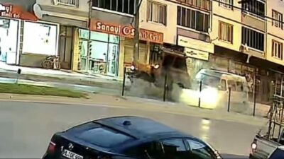Bursa’da tarım işçilerini taşıyan panelvanın yol kenarında duran traktöre arkadan