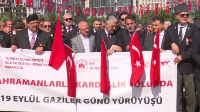 Bursa’da 19 Eylül Gaziler Günü dolayısıyla düzenlenen törende, şehitler rahmet