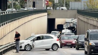 Bursa’da alt geçitte şerit değiştiren ticari aracın başka bir araca