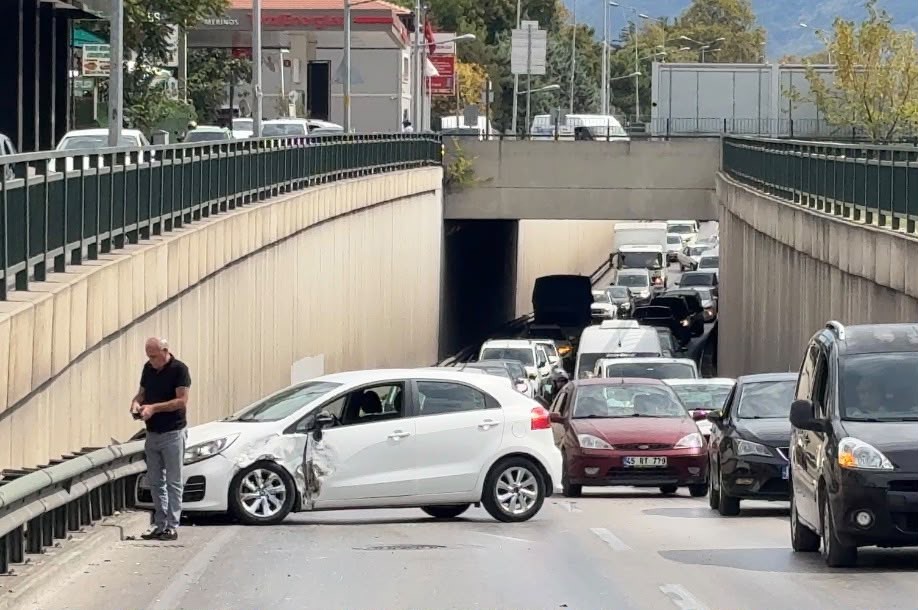 Bursa’da alt geçitte şerit değiştiren ticari aracın başka bir araca