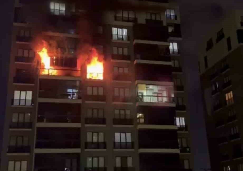 Bursa’da apartman dairesinde yangın: 4 kişi dumandan etkilendi Bursa’da bir sitedeki dairede çıkan yangın itfaiye ekipleri tarafından söndürülürken,