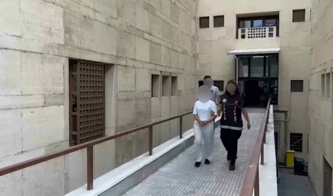 Bursa’da aranan 3 şahıs operasyonla yakalandı Bursa’da aranan şahısların yakalanmasına yönelik düzenlenen operasyonlarda, haklarında toplam 76