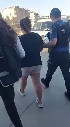 Bursa’da aranan 4 şahıs yakalandı Bursa’nın İznik ilçesinde polis ekiplerinin aranan şahıslara yönelik gerçekleştirdiği çalışmalarda,
