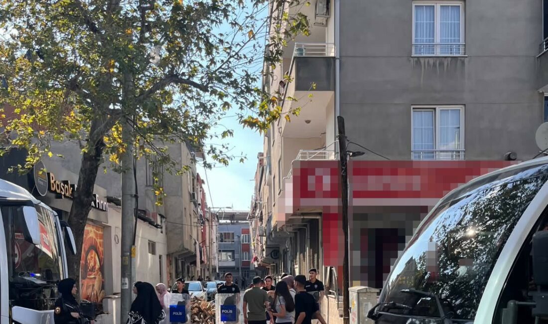 Bursa’da çay ocağı önünde silahlı saldırı: 1 yaralı Bursa’nın Gürsu ilçesinde çay ocağı önünde husumetli olduğu kişiyi silahla