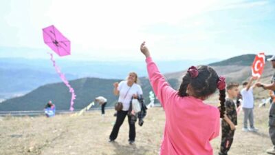 Bursa’nın Gemlik ilçesinde, 700 uçurtmanın ücretsiz dağıtıldığı şenlikte çocuklar aileleriyle