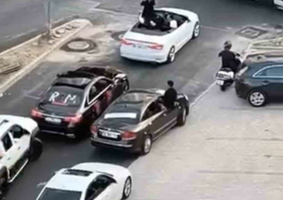 Bursa’da düğün konvoyu yolu trafiğe kapattı Bursa’da düğün konvoyu nedeniyle yol dakikalarca trafiğe kapandı. Konvoydaki araçların