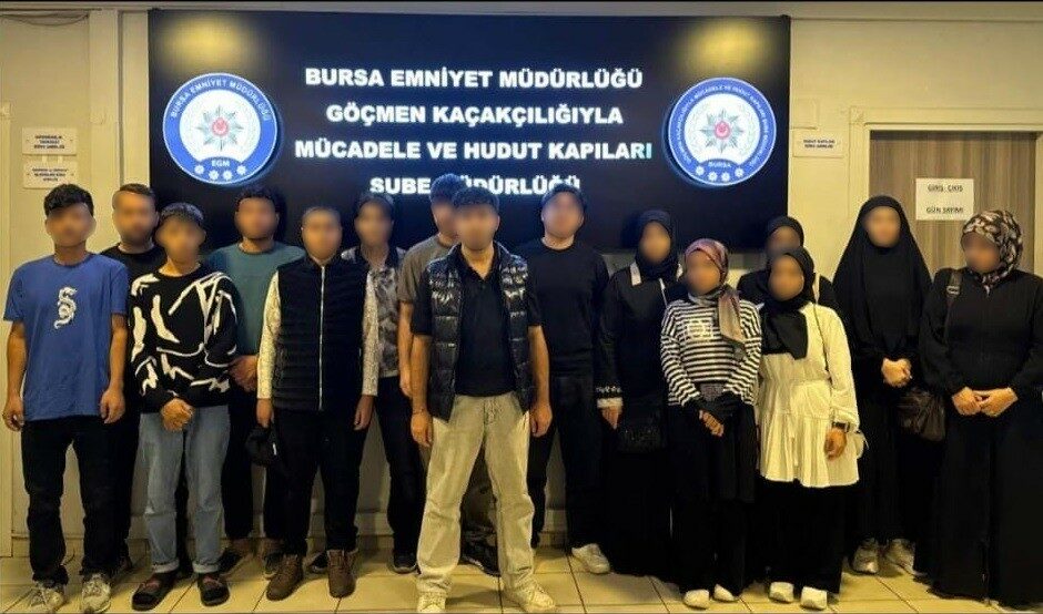 Bursa’da düzensiz göç operasyonu: 10 kaçak göçmen yakalandı Bursa’da düzensiz göç ve göçmen kaçakçılığıyla mücadele kapsamında il genelinde