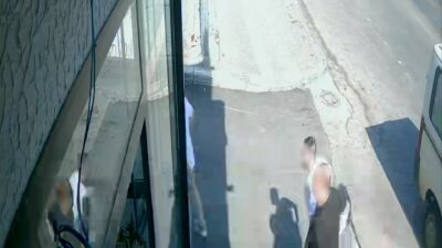 Bursa’da eşiyle birlikte yolda yürüdüğü sırada husumetli olduğu kişilerin silahlı