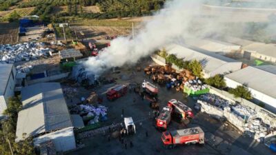 Bursa’da geri dönüşüm deposunda çıkan yangın korkuttu. Yangına 8 itfaiye