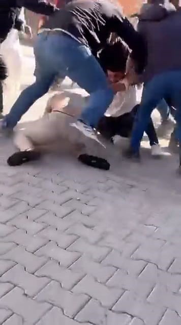 Bursa’da inşaat işçileri ile müteahhit birbirine girdi: 8 yaralı Bursa’da müteahhit ile inşaat işçileri arasında alacak-verecek meselesi nedeniyle çıkan