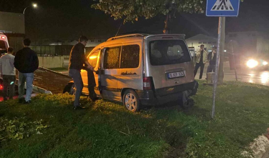 Bursa’da kontrolden çıkan araç ağaca çarptı: 2 yaralı Bursa’nın İnegöl ilçesinde yağış nedeniyle kayganlaşan yolda kontrolden çıkan hafif
