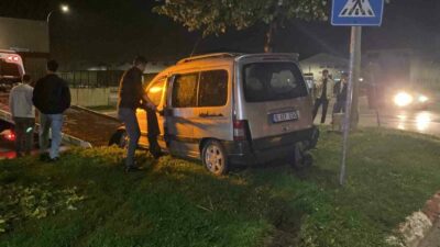 Bursa’nın İnegöl ilçesinde yağış nedeniyle kayganlaşan yolda kontrolden çıkan hafif