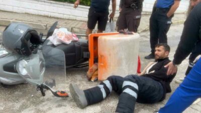 Bursa’da ani fren yapan motosikletli kurye kayganlaşan yolda savrularak yaralandı.