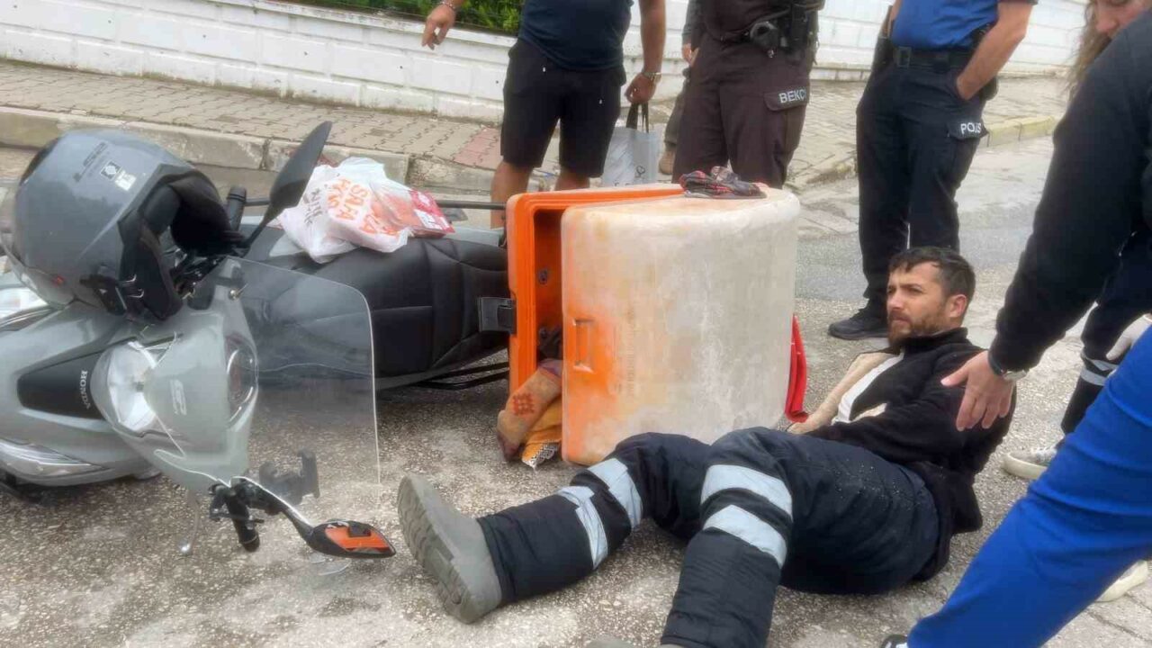 Bursa’da ani fren yapan motosikletli kurye kayganlaşan yolda savrularak yaralandı.