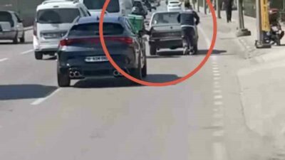 Bursa’da seyir halindeyken arızalanan otomobilin yardımına çevredeki vatandaşlar ve bir