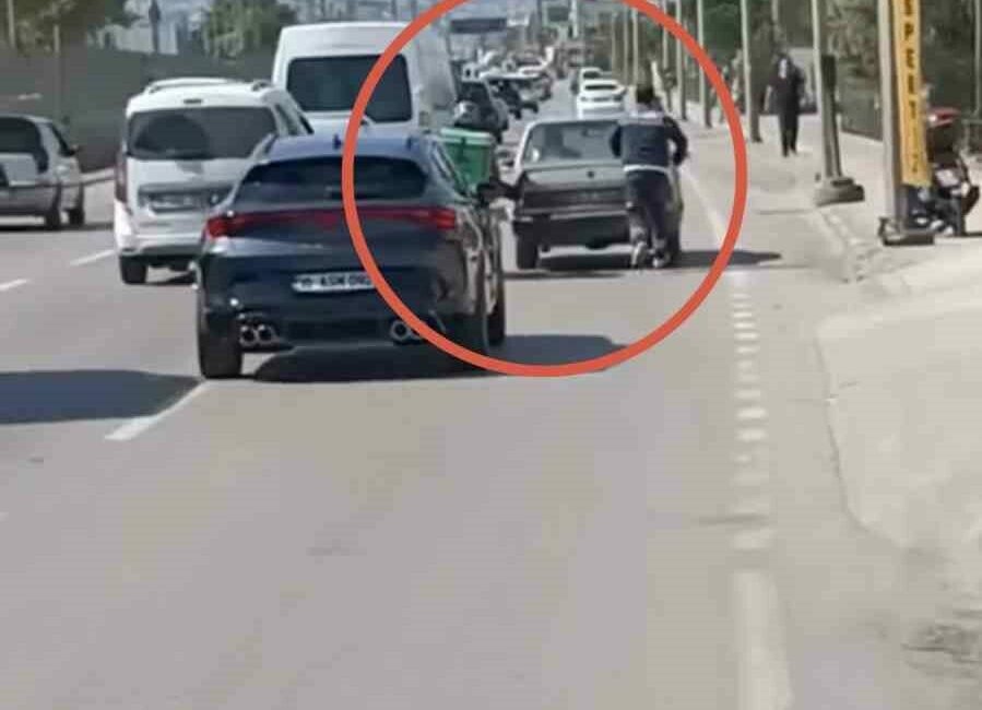Bursa’da motokuryeden arızalanan otomobili itmek için ilginç yöntem Bursa’da seyir halindeyken arızalanan otomobilin yardımına çevredeki vatandaşlar ve bir
