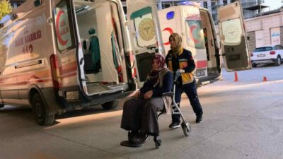 Bursa’nın İnegöl ilçesinde kontrolden çıkan otomobilin dere yatağına yuvarlandığı kazada