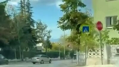 Bursa’da bir otomobil sürücüsünün cadde üzerinde drift yaptığı anlar cep