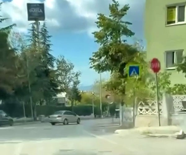 Bursa’da otomobille drift yapan sürücü kameraya yansıdı Bursa’da bir otomobil sürücüsünün cadde üzerinde drift yaptığı anlar cep