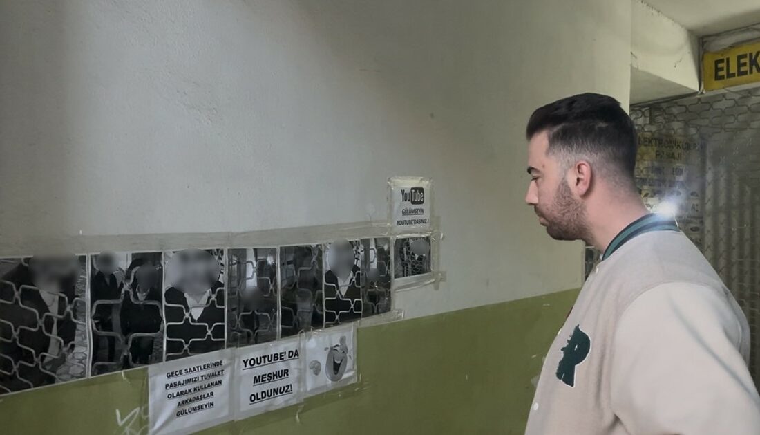 Bursa’da pasaj sahibinden ‘ibretlik’ çözüm: Tuvaletini yapanların fotoğrafını tek tek duvara astı Bursa’nın Osmangazi ilçesinde bir pasajın kepenkleri önünü gece saatlerinde tuvalet
