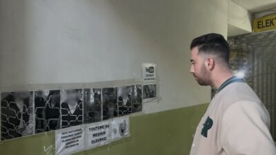 Bursa’nın Osmangazi ilçesinde bir pasajın kepenkleri önünü gece saatlerinde tuvalet
