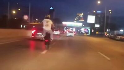 Bursa’nın merkez Osmangazi ilçesinde plakasız motosiklet sürücüsü, trafikte seyir halindeyken