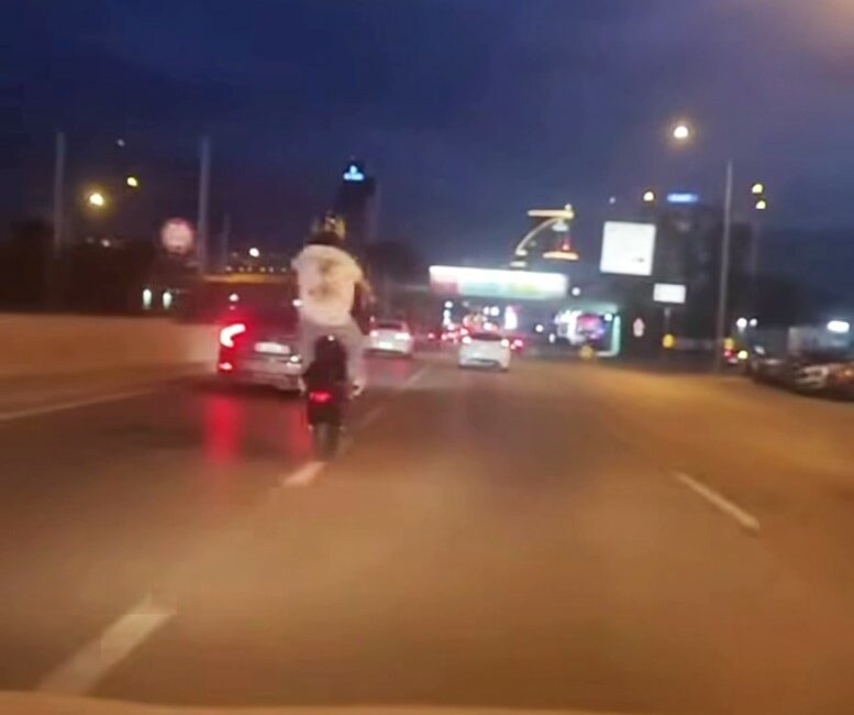 Bursa’da plakasız motosiklet sürücüsünün tehlikeli hareketi kamerada Bursa’nın merkez Osmangazi ilçesinde plakasız motosiklet sürücüsü, trafikte seyir halindeyken