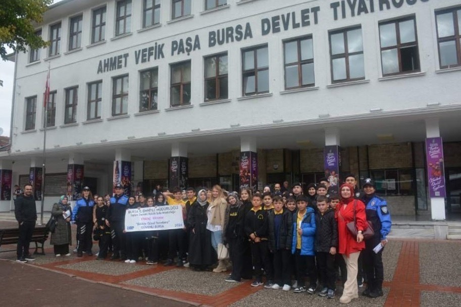 Bursa’da polisten öğrencilere tiyatro sürprizi Bursa’da İl Emniyet Müdürlüğü tarafından yürütülen proje kapsamında 250 öğrenci,
