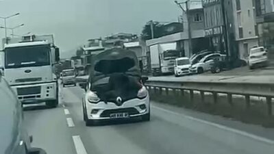 Bursa’da bir tamircinin, seyir halindeki otomobilin kaputunu açarak araç üzerinde