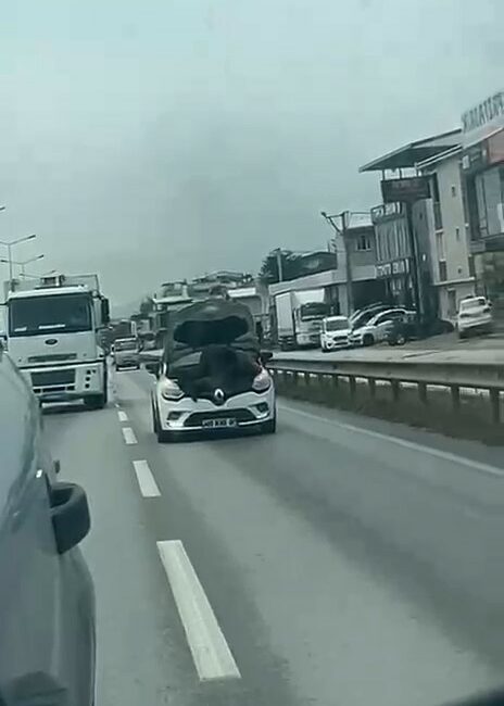 Bursa’da seyir halindeki otomobilin kaputunu açarak tamir yaptı Bursa’da bir tamircinin, seyir halindeki otomobilin kaputunu açarak araç üzerinde