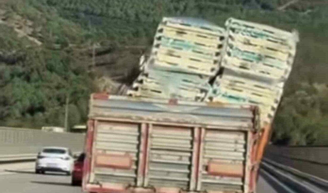 Bursa’da tehlikeli taşımacılık kamerada Bursa’da bir tırın dorsesinde taşınan yükün güvenli şekilde sabitlenmemesi, trafikte