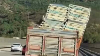 Bursa’da bir tırın dorsesinde taşınan yükün güvenli şekilde sabitlenmemesi, trafikte