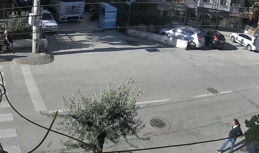 Bursa’da tır, dar sokakta dönüş yaparken giysi toplama kutusuna devirdi Bursa’da dar sokaktan dönüş yapmak isteyen tır, manevra sırasında yol