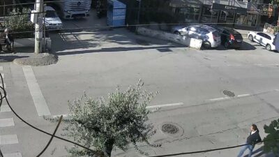 Bursa’da dar sokaktan dönüş yapmak isteyen tır, manevra sırasında yol