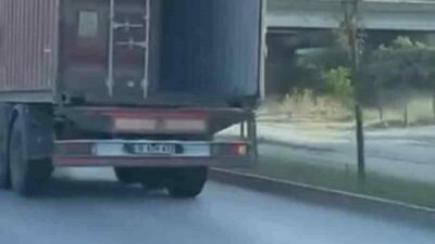 Bursa’da tırın açık unutulan dorse kapağı tehlike saçtı. O anlar