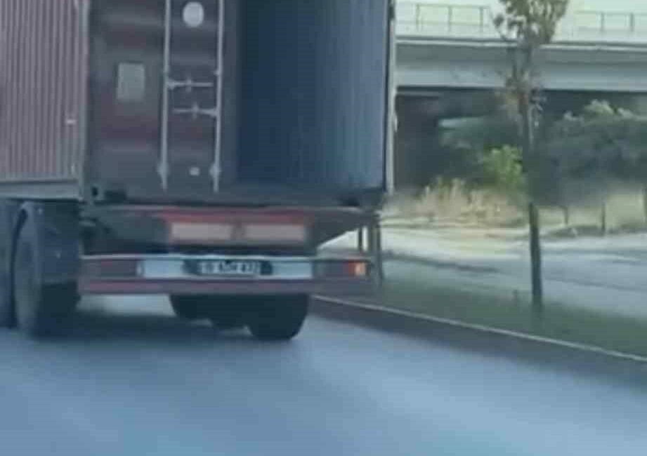 Bursa’da tırın açık kalan dorse kapağı tehlike saçtı Bursa’da tırın açık unutulan dorse kapağı tehlike saçtı. O anlar