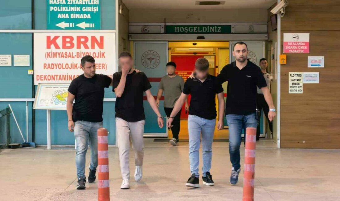 Bursa’da yaşlı kadını 1.5 milyon lira dolandıran çete yakayı ele verdi Bursa’nın İnegöl ilçesinde 71 yaşındaki kadını telefonla arayarak kendilerini polis