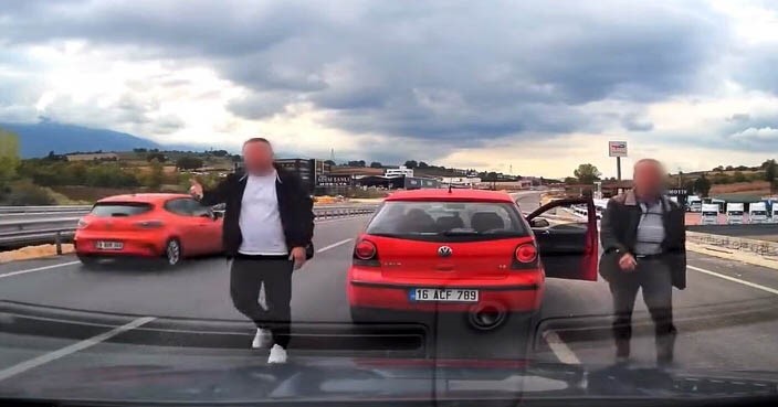 Bursa’da yol kestiler, 360 bin lira ceza yediler Bursa’nın İnegöl ilçesinde seyir halindeki bir otomobilin önünü keserek araçtan