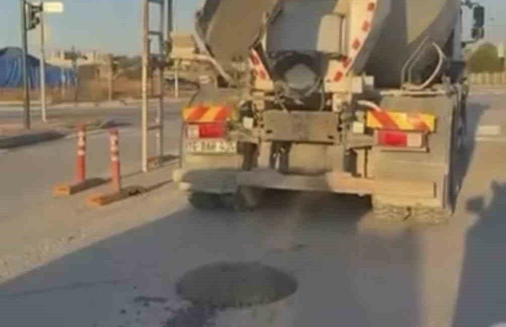 Bursa’da yola beton döken mikser sürücüsüne tepki Bursa’da seyir halindeki beton mikserinden yola beton döküldüğü anlar cep