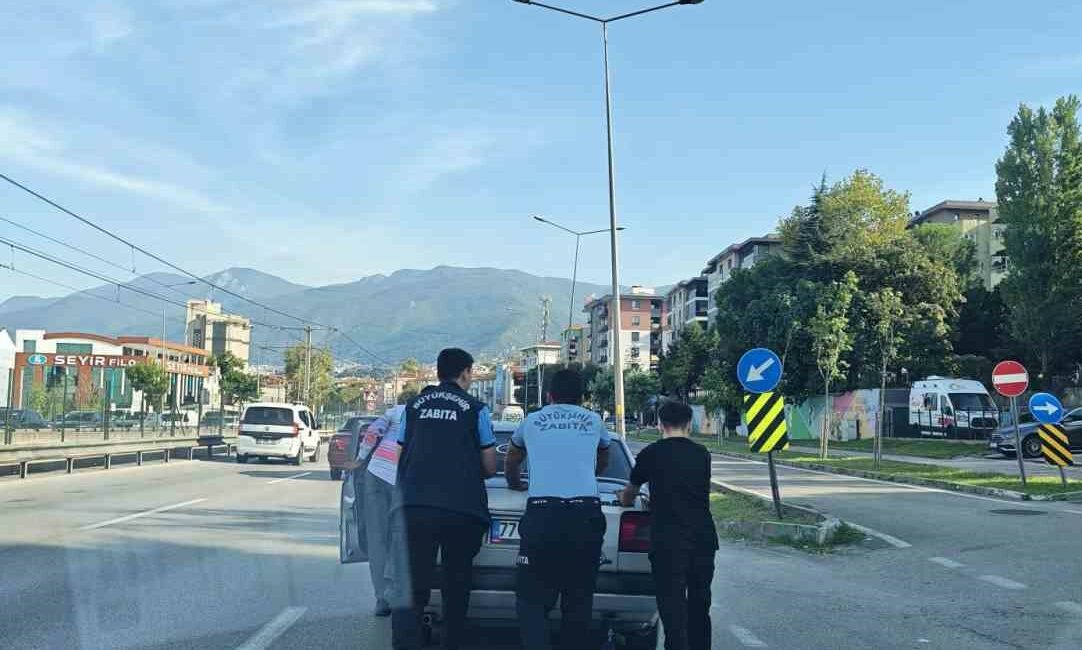 Bursa’da zabıta ekiplerinden örnek davranış Bursa’da yakıtı bittiği için yolda kalan sürücünün yardımına zabıta ekipleri