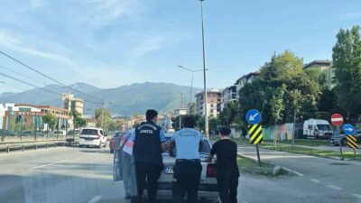 Bursa’da yakıtı bittiği için yolda kalan sürücünün yardımına zabıta ekipleri