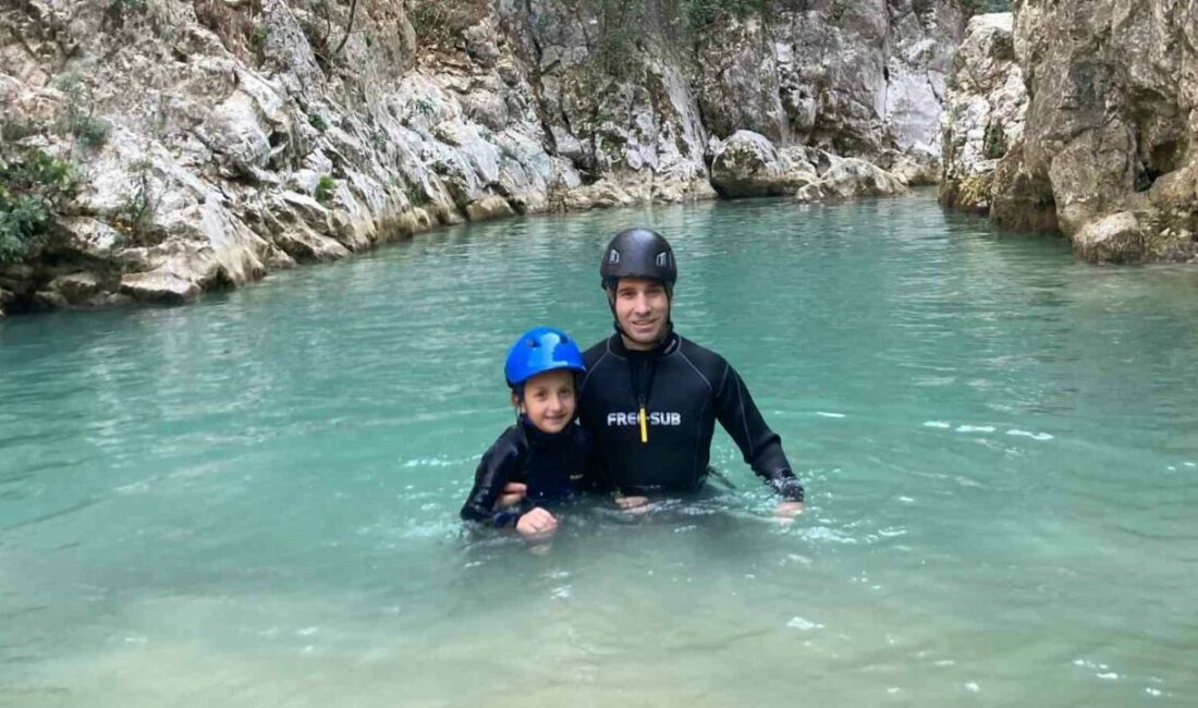 Bursa’nın en genç kanyoncusu: 8 yaşındaki Asya, Abadiye Kanyonu’nu geçti Doğa ve kanyon sporlarının yaygınlaştırılması amacıyla faaliyetlerini sürdüren Kanyon Bursa