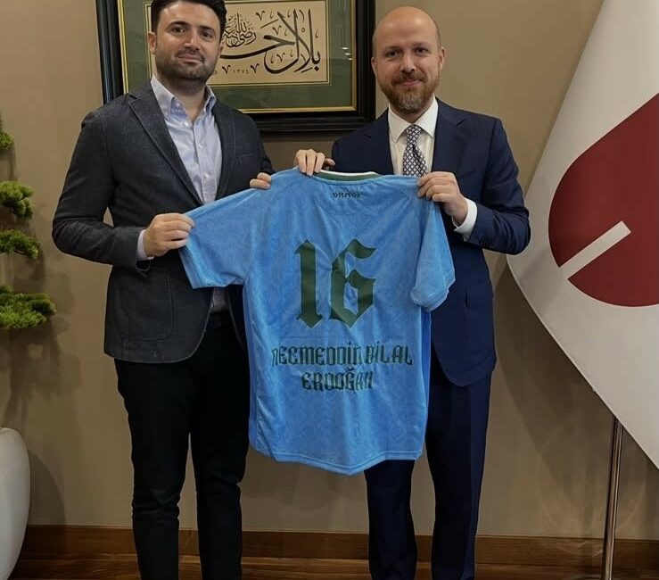 Bursaspor Başkanı Çelik’ten Bilal Erdoğan’a özel forma Bursaspor Başkanı Enes Çelik, İlim Yayma Vakfı Mütevelli Heyeti Başkanı