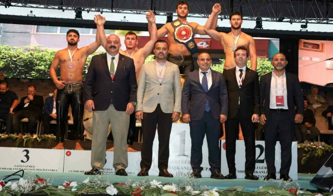 Bursa Büyükşehir Belediyespor güreşçisi Alperen Düzenci, İstanbul’da düzenlenen ‘Yağlı Güreş
