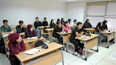 Bursa Büyükşehir Belediyesi’nin 2026-2027 eğitim-öğretim döneminde üniversite sınavına hazırlanan gençlere